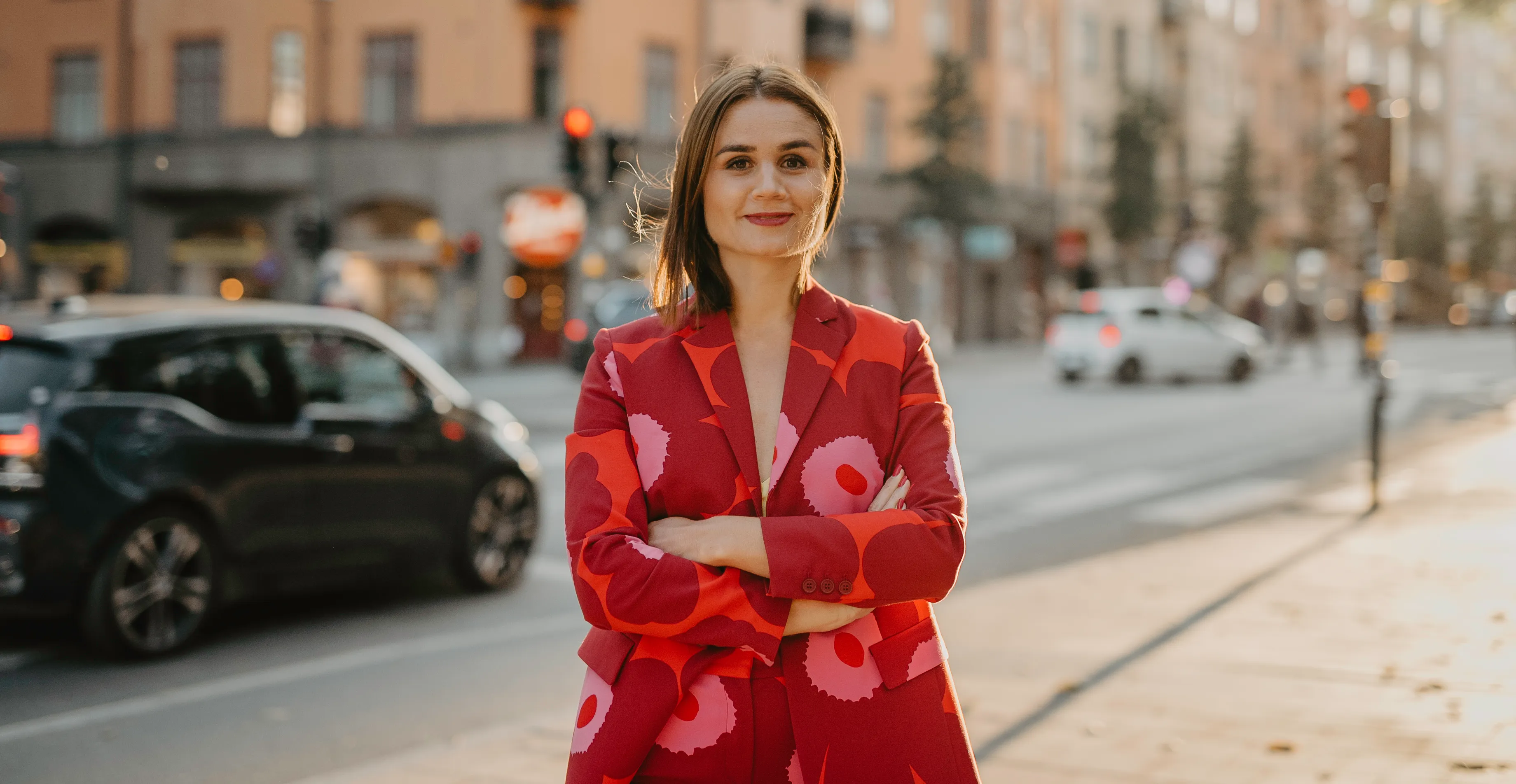 AI-experten Paulina Modlitba står i en trafikkorsning 