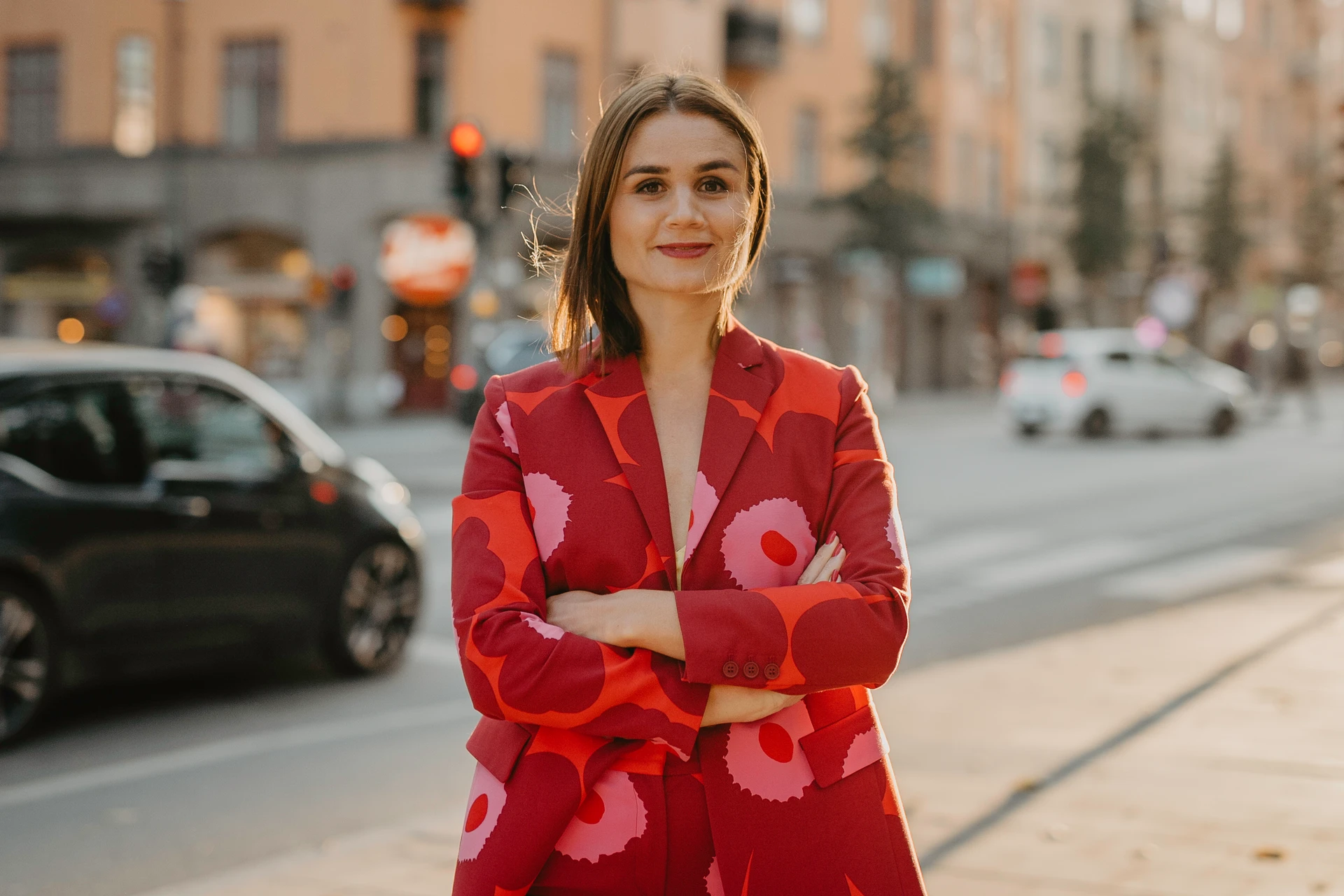 AI-experten Paulina Modlitba står i en trafikkorsning