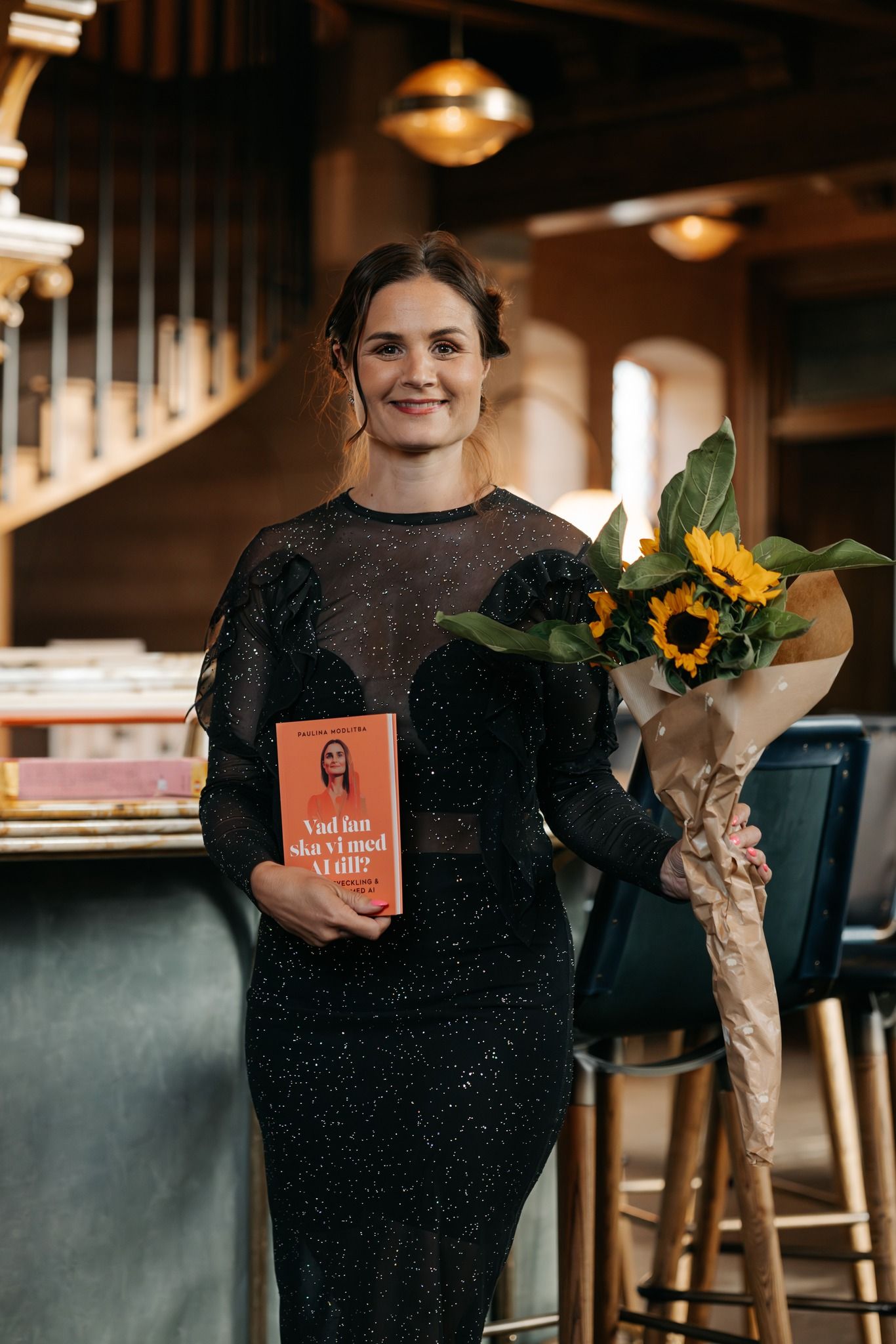 Författaren och föreläsaren Paulina Modlitba håller i sin bok Vad fan ska man med AI till? Utgiven på Natur & Kultur