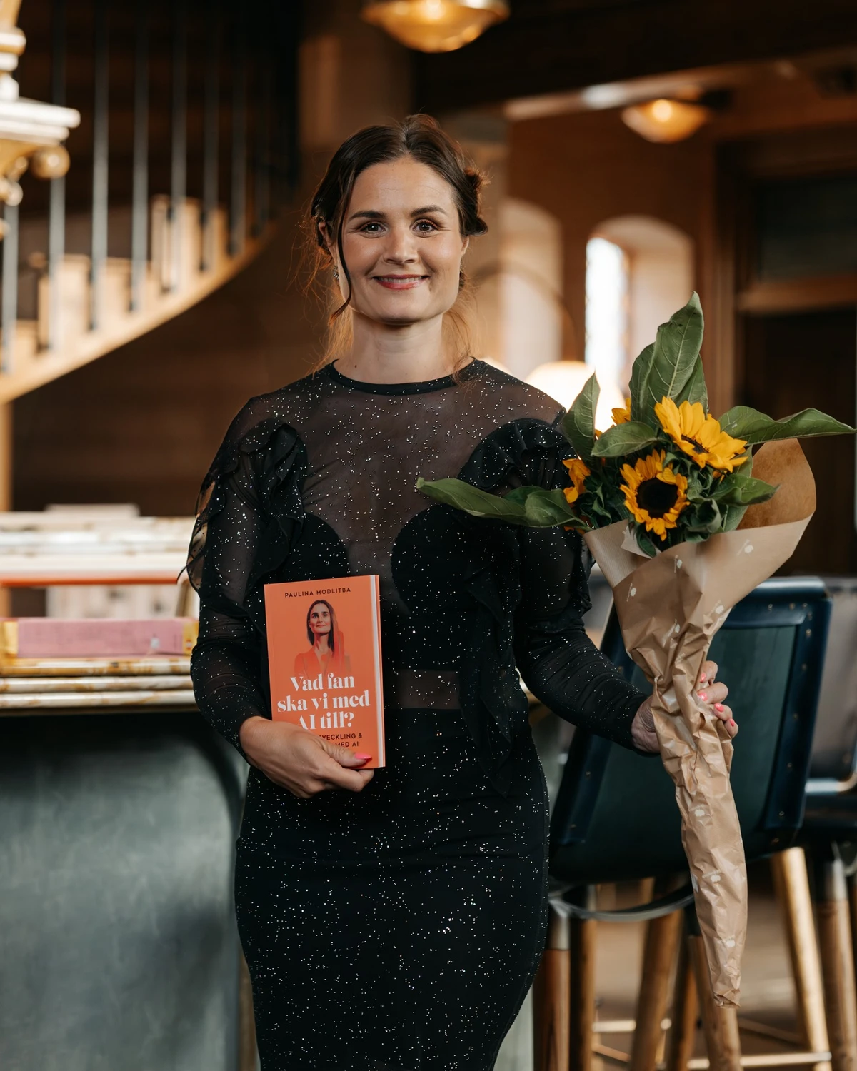 Författaren och föreläsaren Paulina Modlitba håller i sin bok Vad fan ska man med AI till? Utgiven på Natur & Kultur