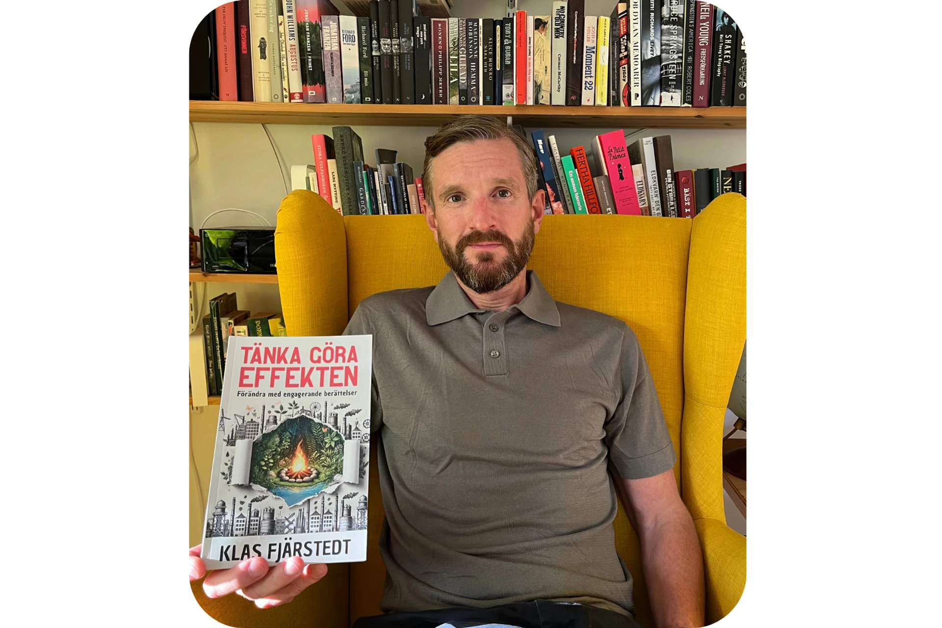 Klas Fjärstedt sitter i en gul fåtölj och håller boken Tänka Göra-Effekten – Förändra med engagerande berättelser i höger hand.
