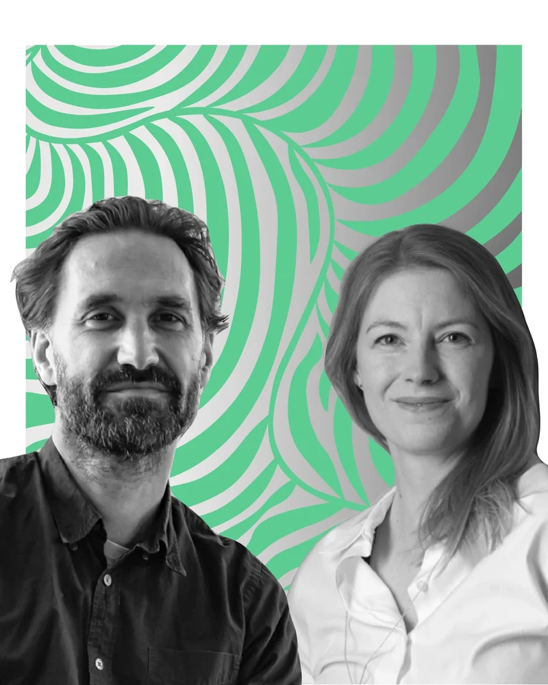 Ben och Therese mot en mönstrad grön bakgrund