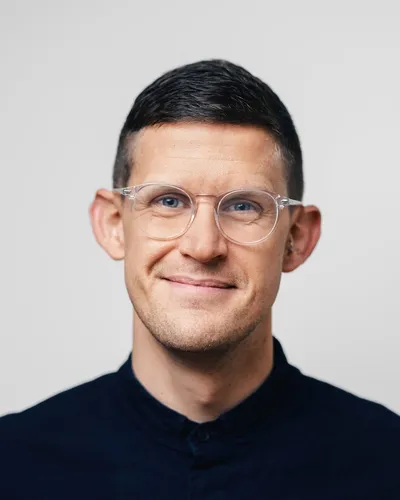 Porträttfoto på Sexologen, föreläsaren och psykoterapeuten Kalle Norwald i svart skjorta.