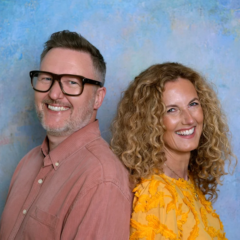 Jens Wedin och Linda Öhling mot blå bakgrund