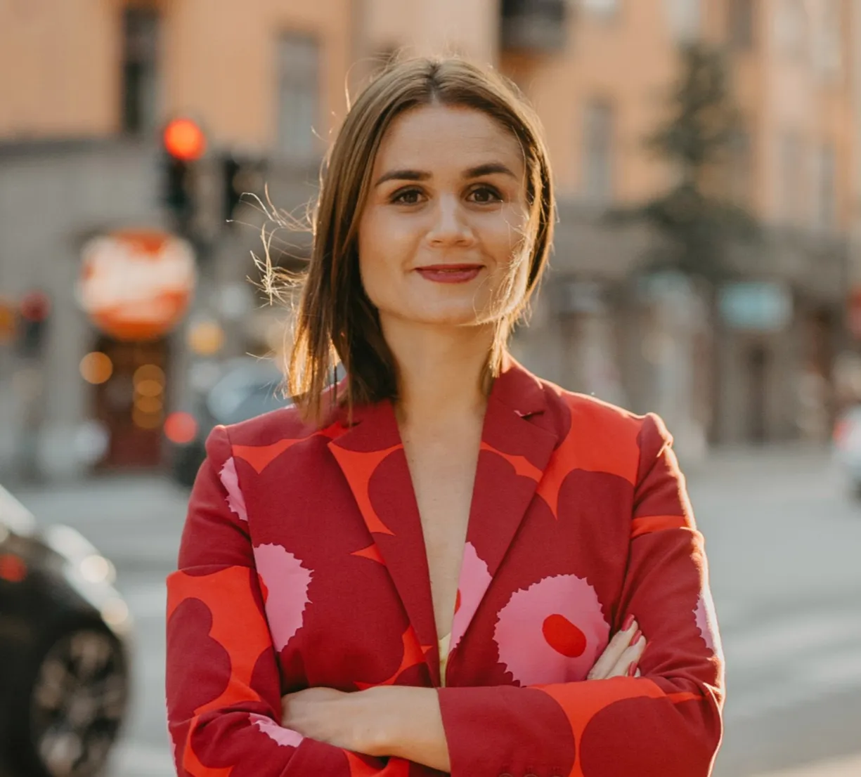 Paulina Modlitba står med korslagda armar och röd kavaj