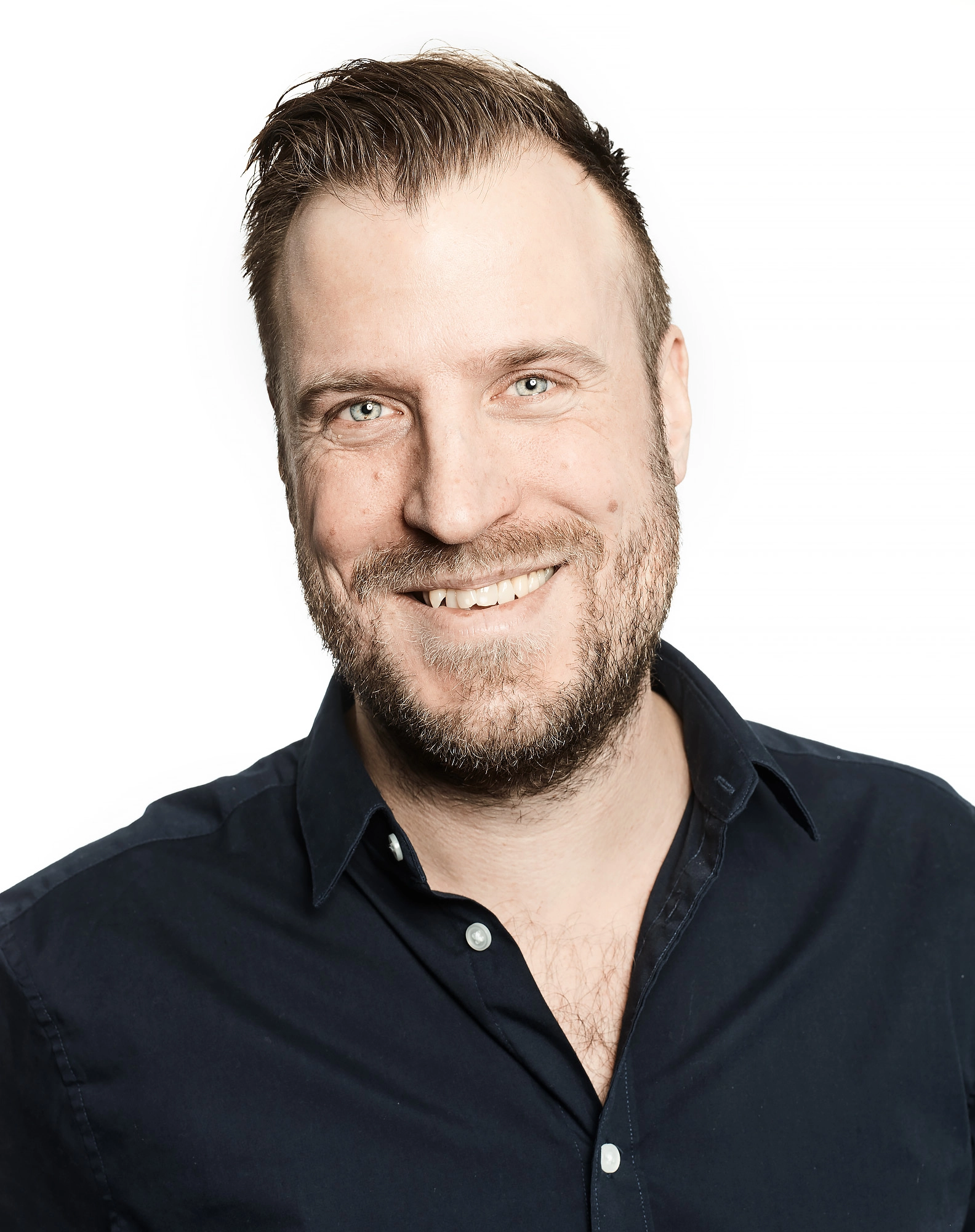 Närbild av Moderatorn och entreprenören Christian von Essen i svart skjorta mot vit bakgrund
