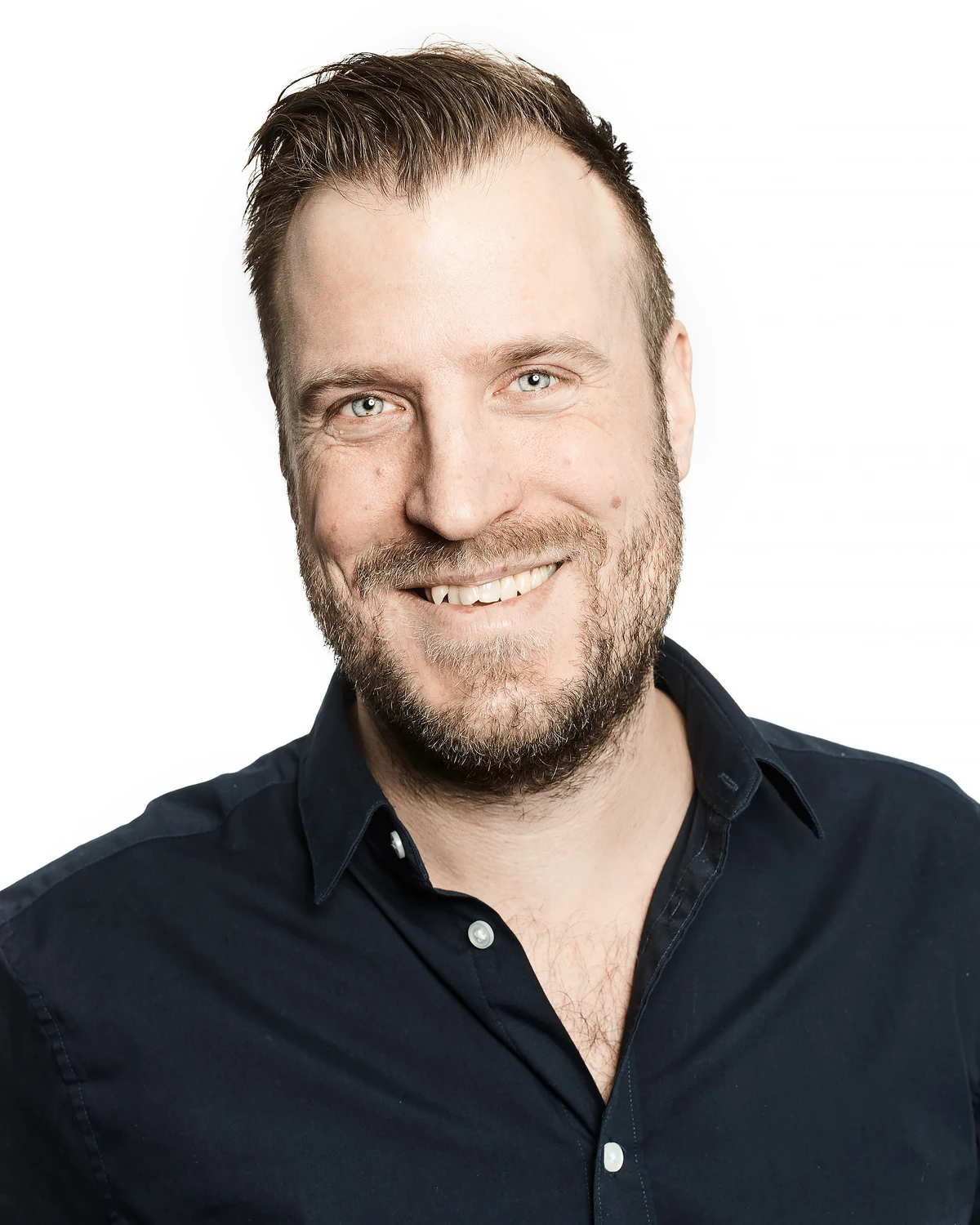 Närbild av Moderatorn och entreprenören Christian von Essen i svart skjorta mot vit bakgrund