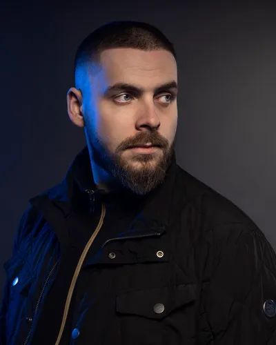 Bilden visar författaren och föreläsaren Viktor Grewe, klädd en en mörk jacka.