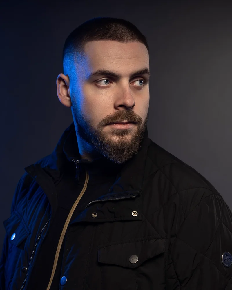 Bilden visar författaren och föreläsaren Viktor Grewe, klädd en en mörk jacka.