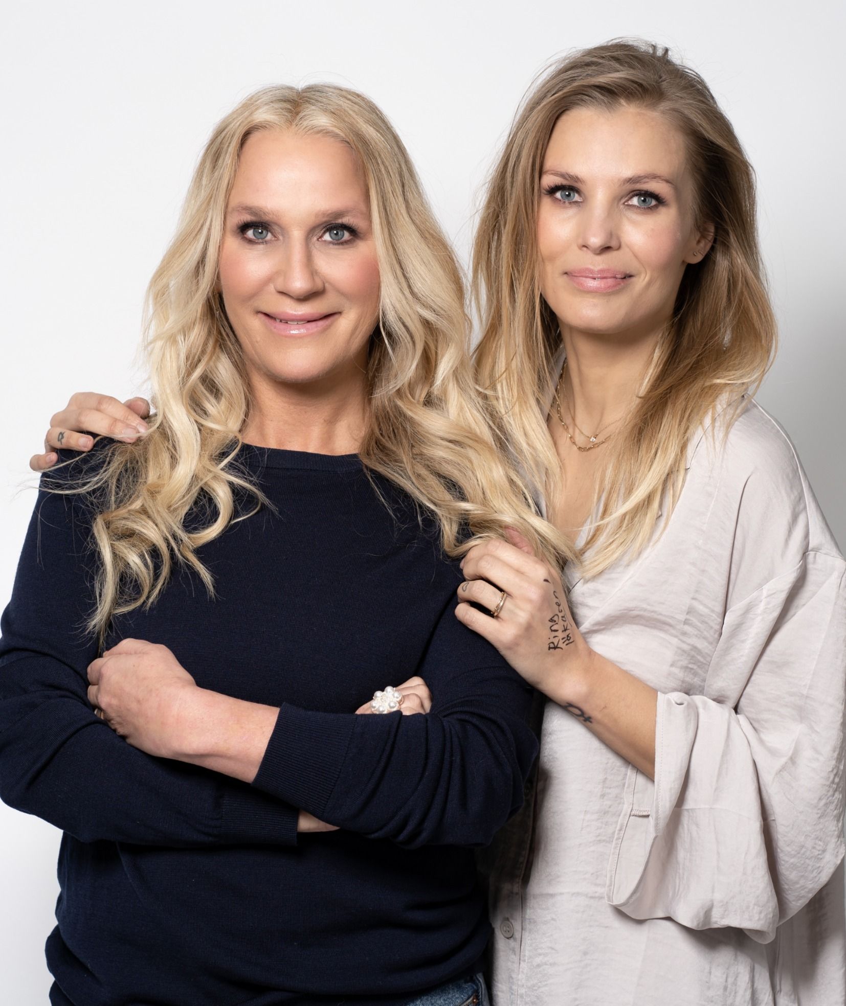 Ann Söderlund och Fi Lindfors står tillsammans på ett foto av Ulrika Campbell