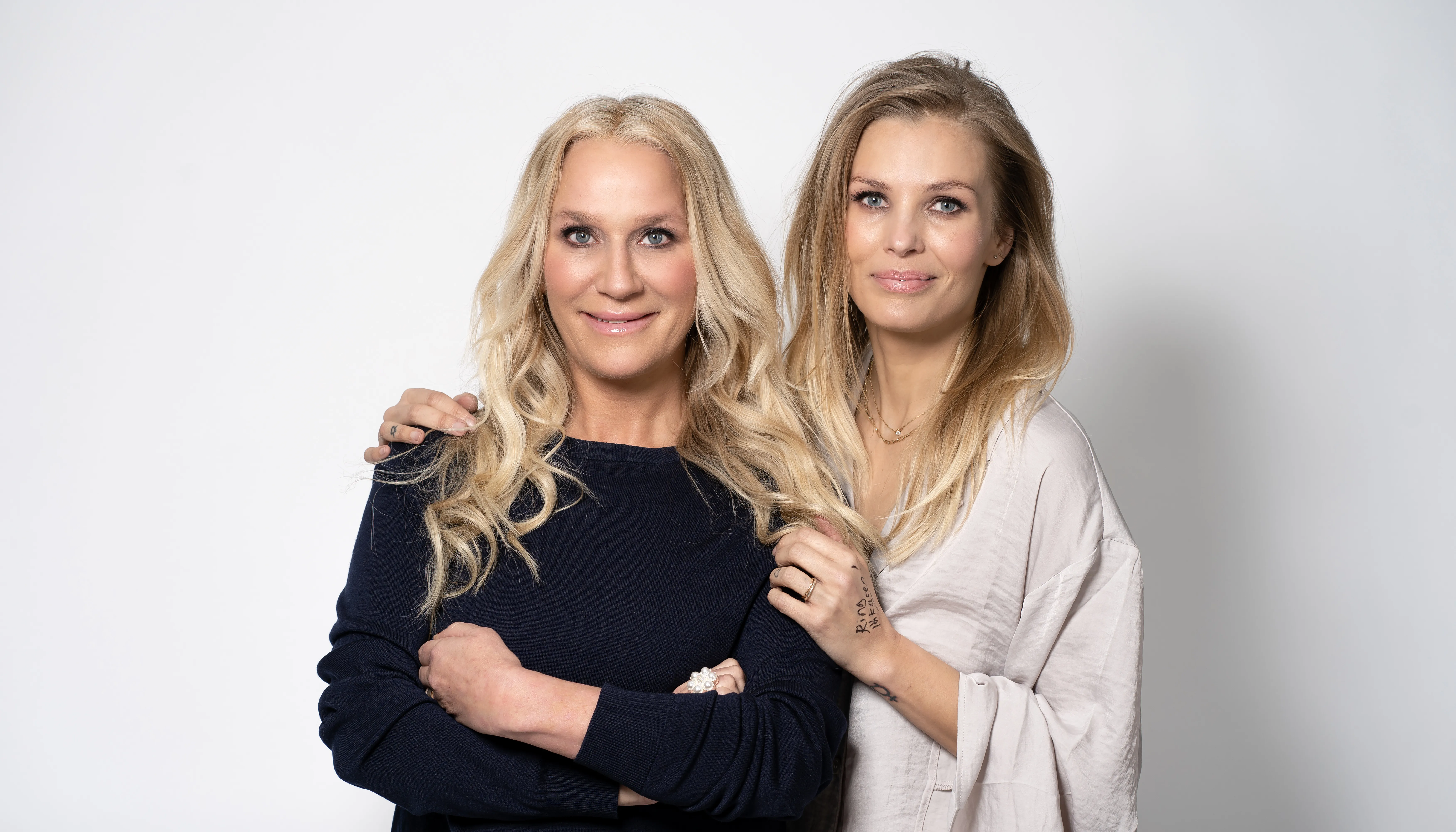 Författarna Ann Söderlund och Fi Lindfors på en pressbild för sin nya bok om ADHD, Norstedts förlag
