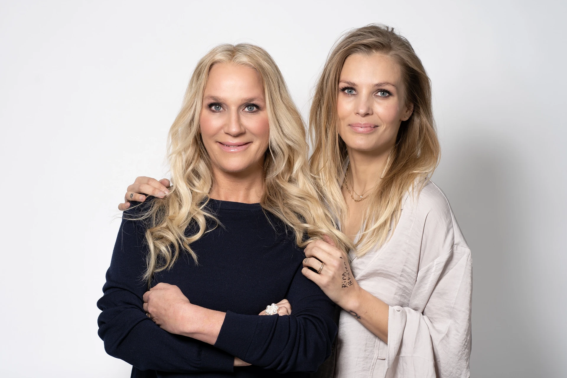 Författarna Ann Söderlund och Fi Lindfors på en pressbild för sin nya bok om ADHD, Norstedts förlag