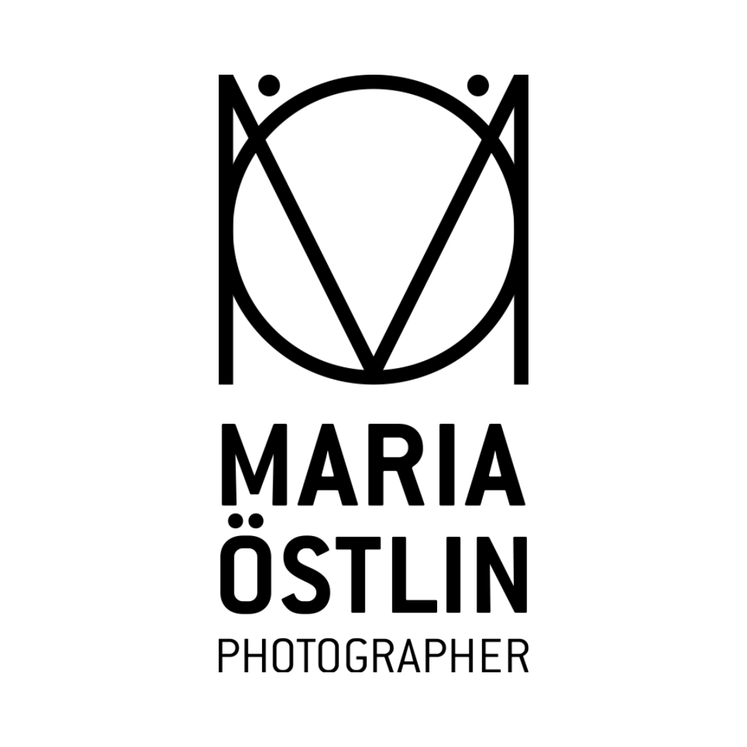 BYWRTRS partner fotograf Maria Östlins svarta logotyp
