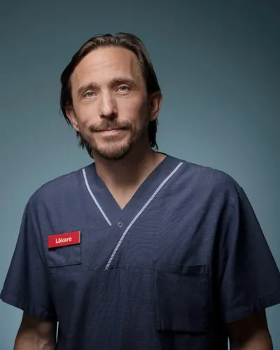 Läkare och författare Jesper Salén i sina doktorskläder och namnskylt