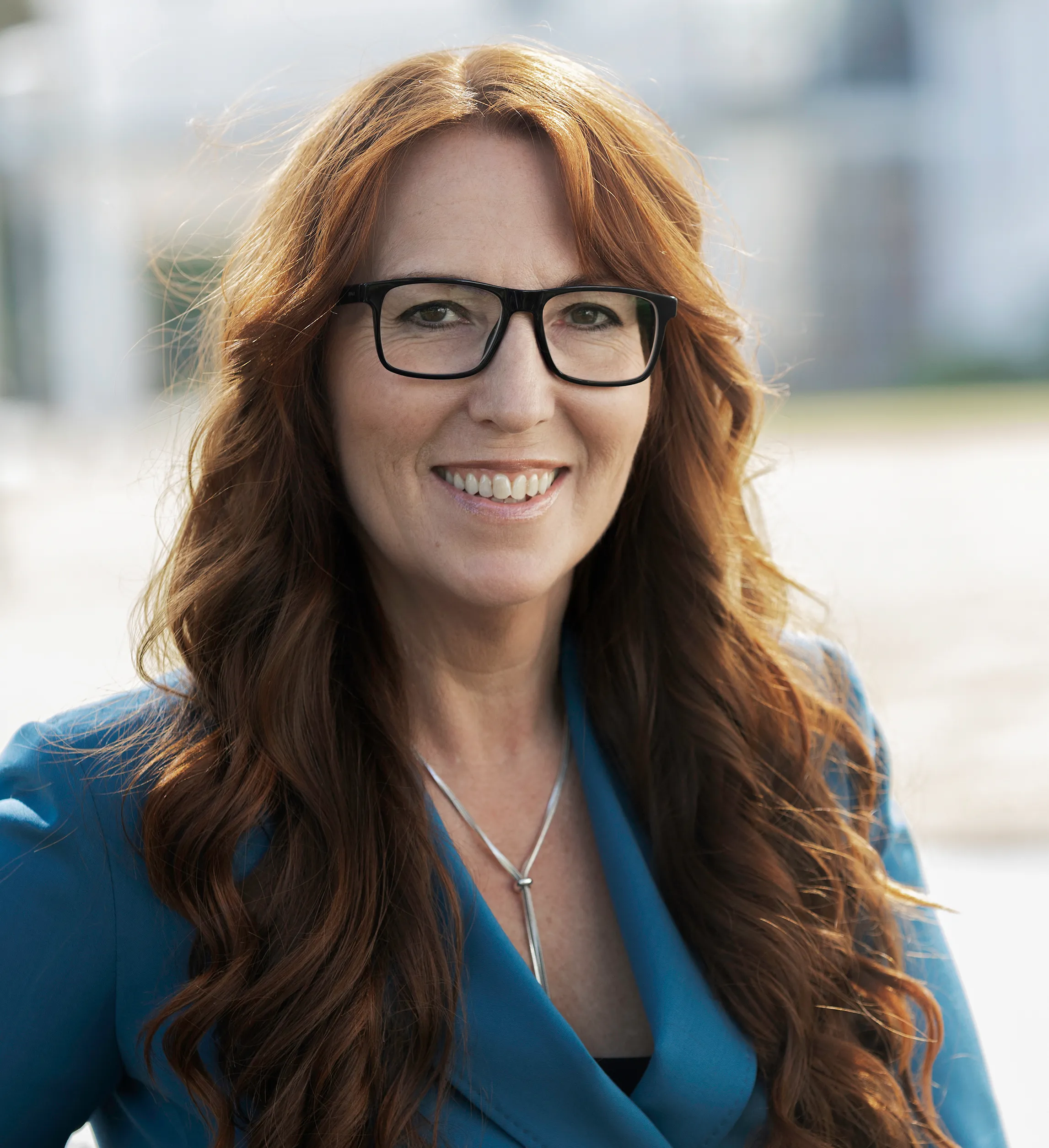 Konsulten och författaren Helen Rigamonti ler in i kameran, hennes röda hår faller ner över den blå kavajen. 