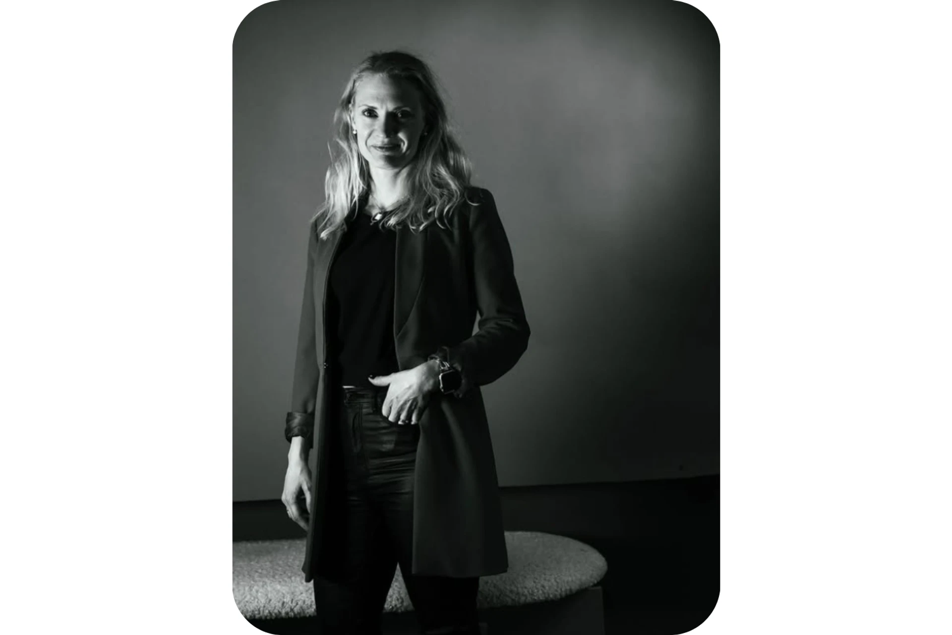 Elisabeth Wadin i kostym, stående, svartvit bild.