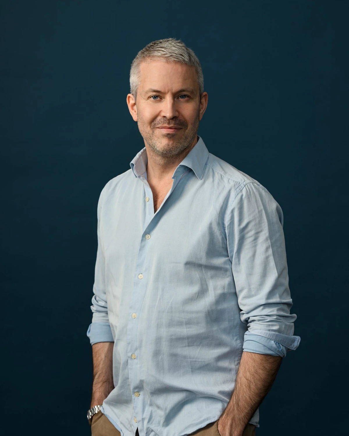 Bilden visar psykologen Björn Hedensjö leende, klädd i blå skjorta.