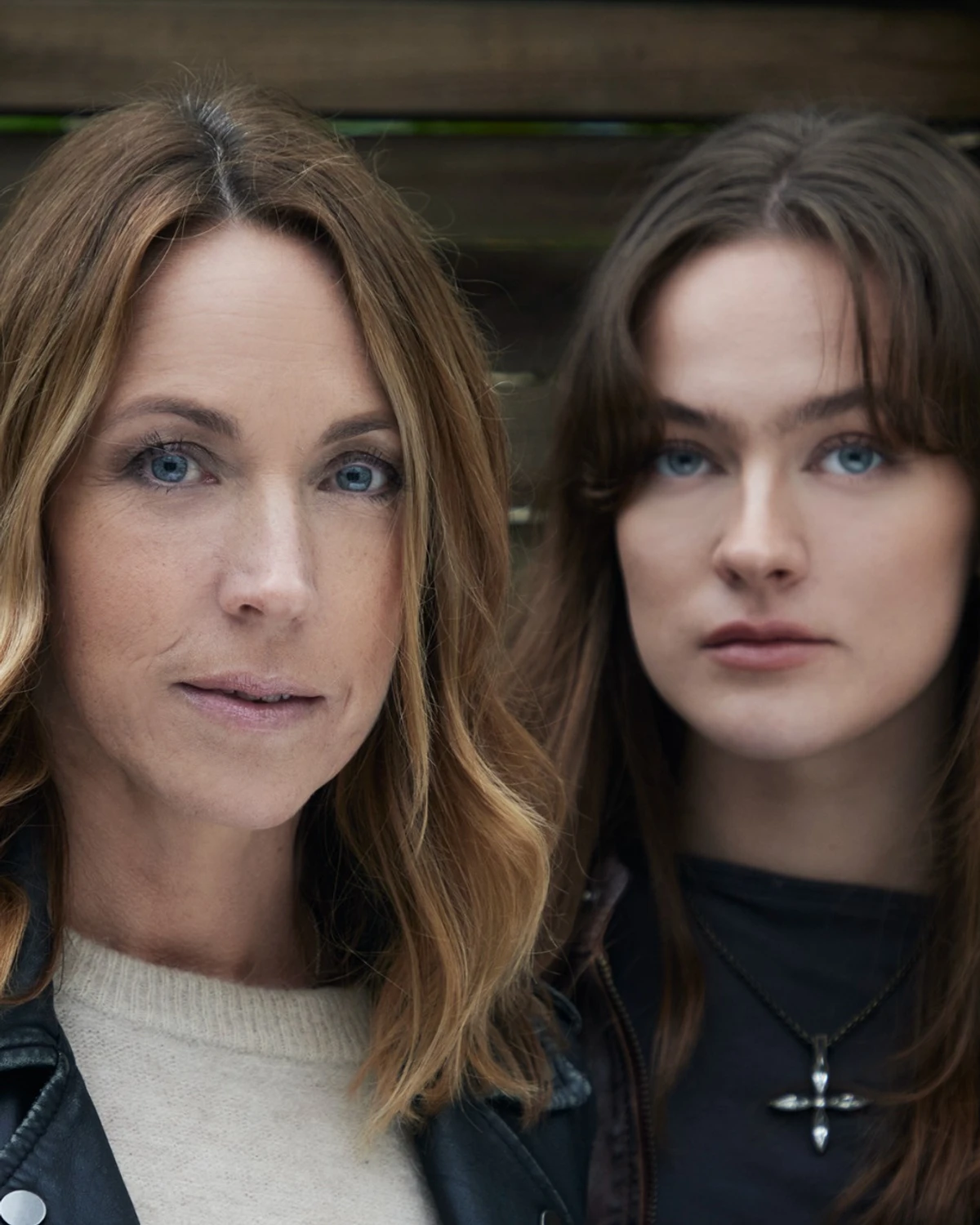 Psykologen Anna Bennich med dottern Signe står intill varandra och tittar seriöst in i kameran