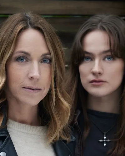 Psykologen Anna Bennich med dottern Signe står intill varandra och tittar seriöst in i kameran