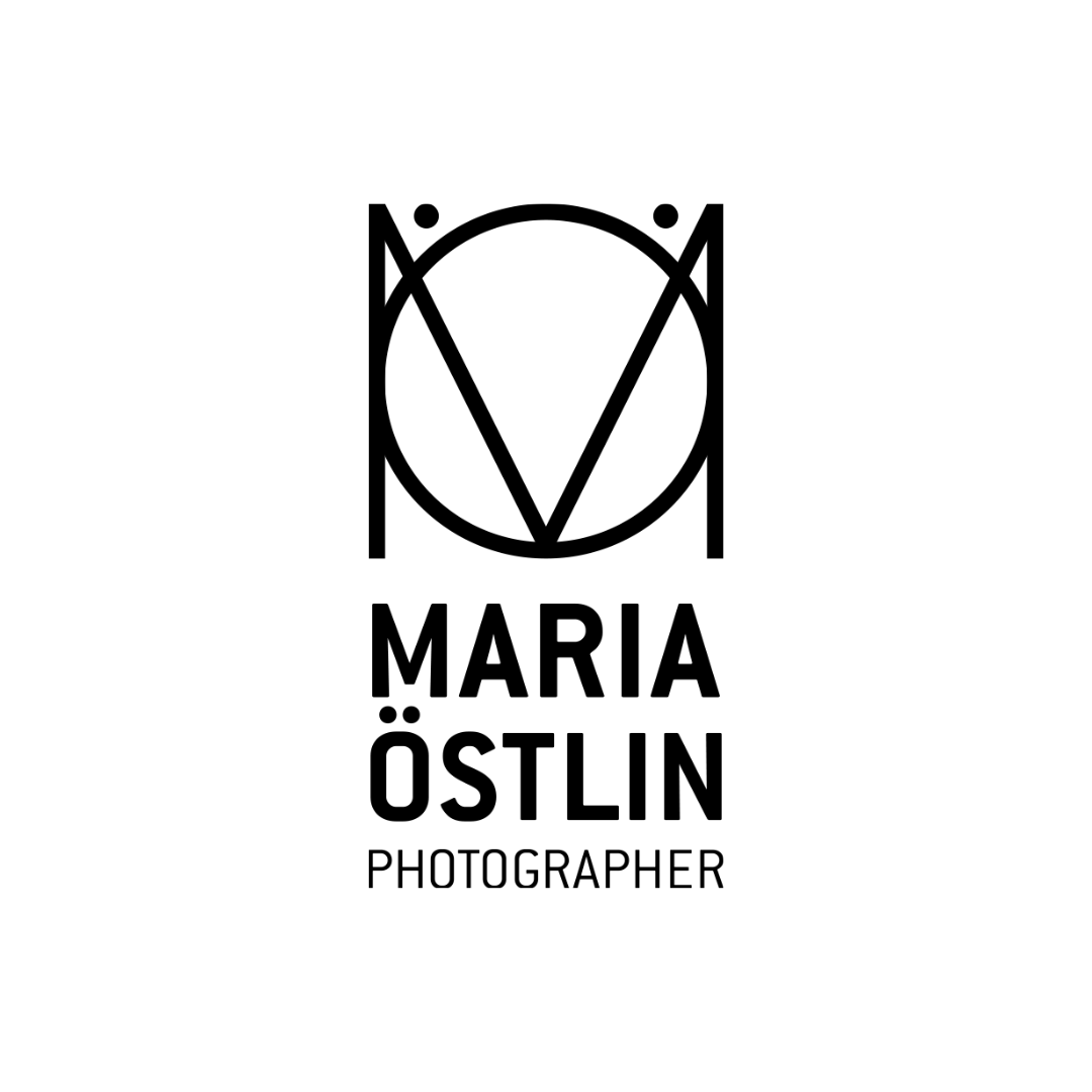 BYWRTRS partner fotograf Maria Östlins svarta logotyp