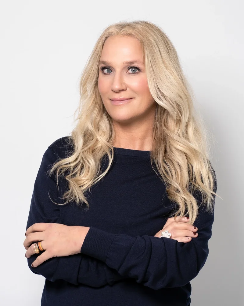 Föreläsaren och författaren Ann Söderlund med armarna i kors i svart tröja mot vit bakgrund