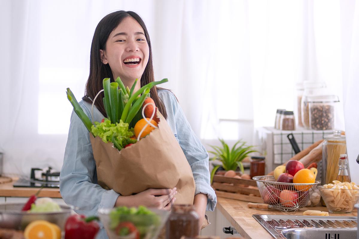 Eating habits егэ. Человек держит продукты. Asian woman Kitchen.