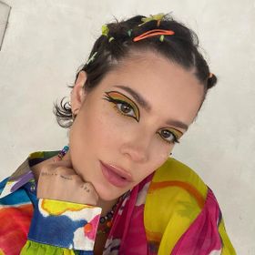 Halsey wearing a lot of hair clips