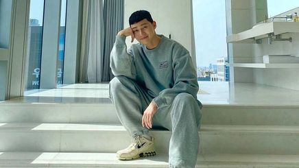 Park Seo Joon in a gray sweatshirt and sweatpants