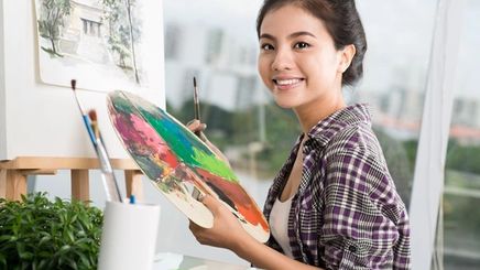 Filipino woman holding an artist’s palette.