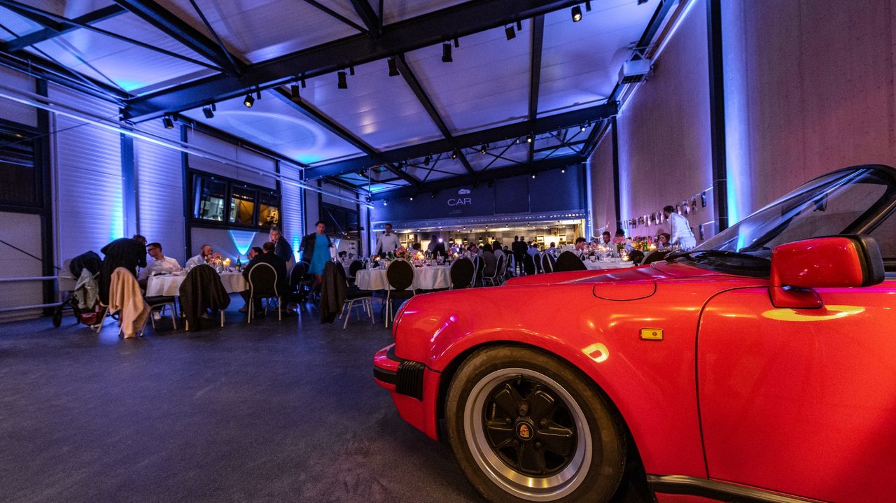 Classic Car Lounge — Automobile Legenden im Hintergrund — außergewöhnlich für Autoliebhaber.