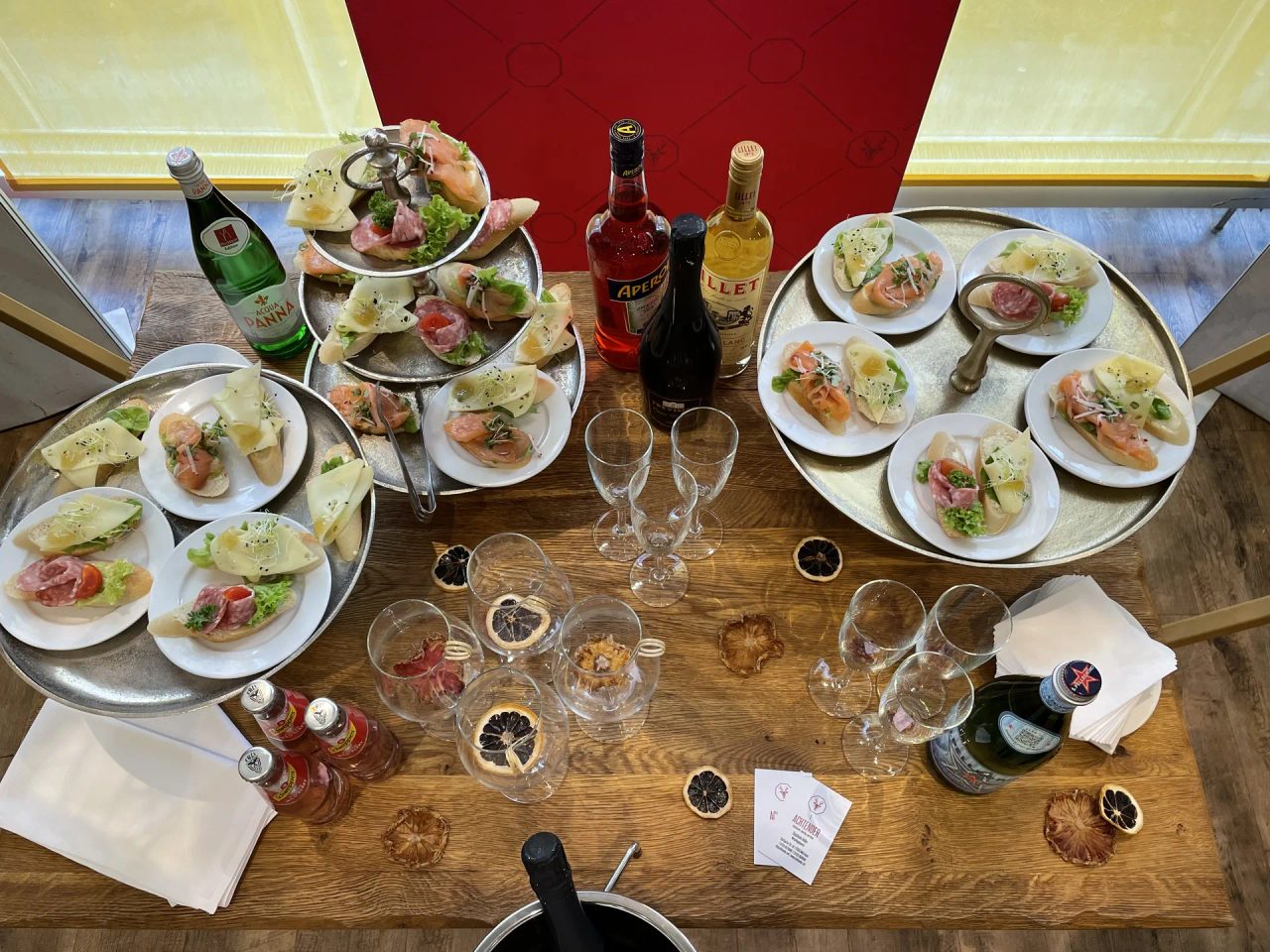 Etagere mit Empfangshäppchen, Aperol und Champagner