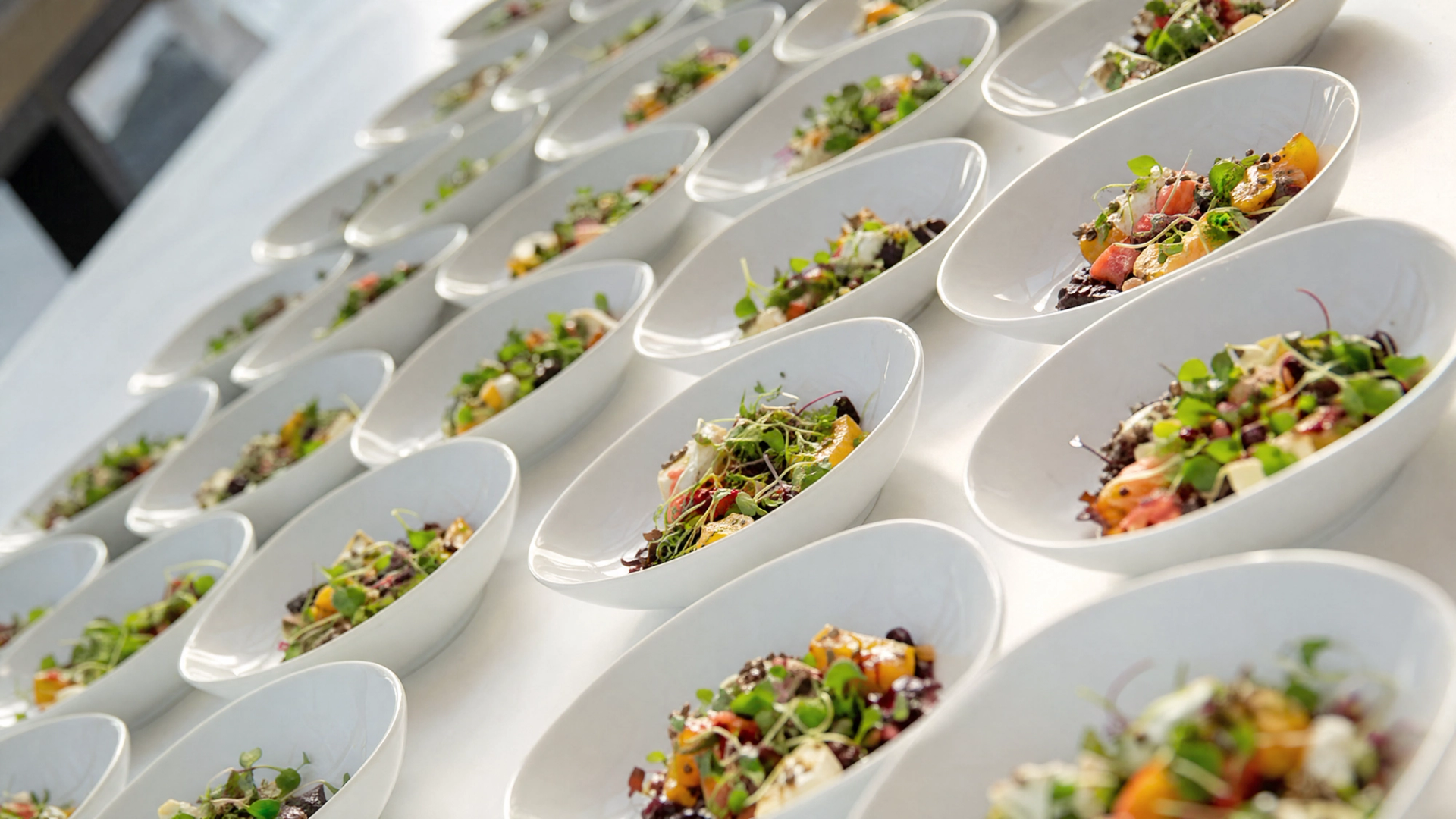 Aufgereihte Antipasti-Teller — Catering für viele Gäste