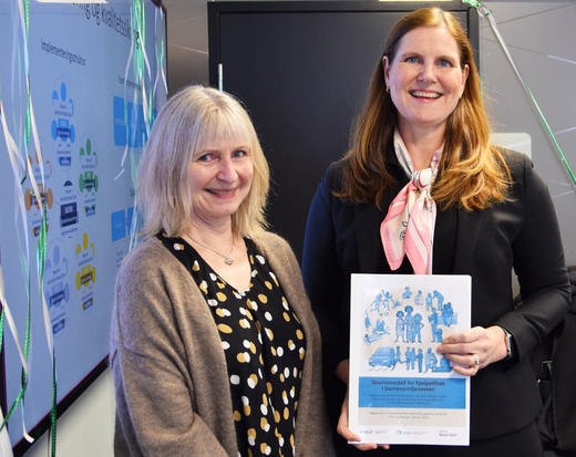 Kristin Berg Nordahl, prosjektleder og forsker ved NUBU overleverer forslag til Grunnmodell for hjelpetiltak i barneverntjenesten til Bufdirs direktør Hege Nilssen.