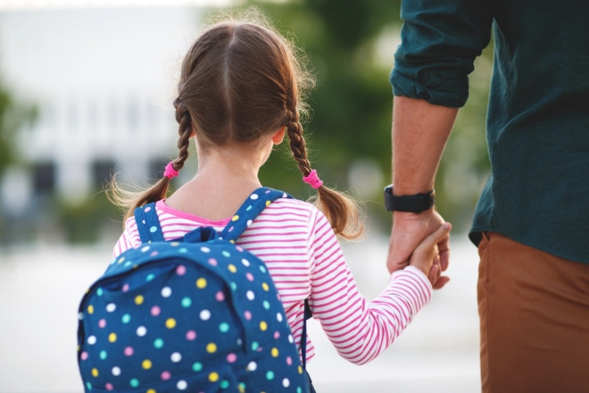 Illustrasjonsfoto: Far følger datter til første skoledag. Foto: Adobe Stock