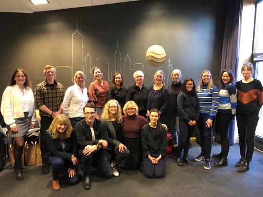 Bak fra venstre: Maria Begoña Gomez (NUBU), Morten Branes (Moss), Heidi Kuvene (Moss), Nina Sandsengen (Haugesund), Nina Dalby (Lørenskog), Bente Synnøe Styve Pettersen (Haugesund), Nanna Kristoffersen (Ringerike), Lise Thurmann-Moe (Ringerike), May Loan Berg (Trondheim), Tone Killingberg (Trondheim), Hanne Laland (NUBU), Agathe Backer-Grøndahl (NUBU). Foran fra venstre: Anett Apeland (NUBU), Truls Tømmerås (NUBU), Beate Elvebakk (Lørenskog), Sissel Torsvik (NUBU), Lisa Brooke Hansen (NUBU). I tillegg til terapeutene på bildet er også Gro Vindal Starheim (Molde), Siri Flemsæterhaug (Molde), Lena Gabrielsen (Brønnøy) og Anne Mari Aune (Brønnøy) med i prosjektet, men var ikke tilstede da bildet ble tatt.