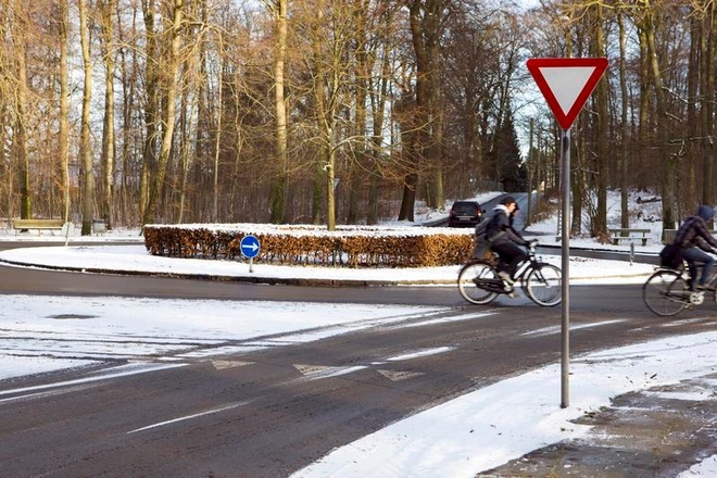 To sykelister på vei ut av en rundkjøring.