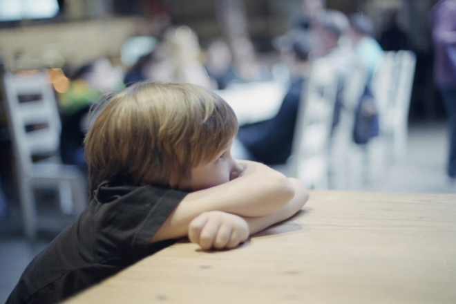 Illustrasjon: Skolelei gutt på skolebenken. Foto: Unsplash