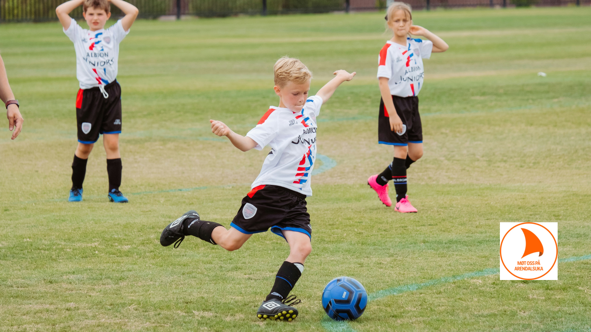 Gutt sparker fotball. Foto: Kenny Elison for Unsplash.