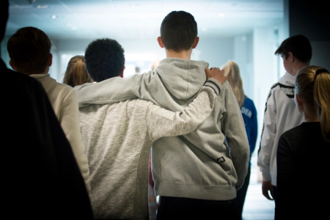 Elever i korridor på skole