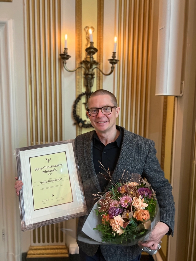 Andreas Høstmælingen med blomster og pris etter utdelingen av Bjørn Christiansens Minnepris 2024 på Hotel Bristol.