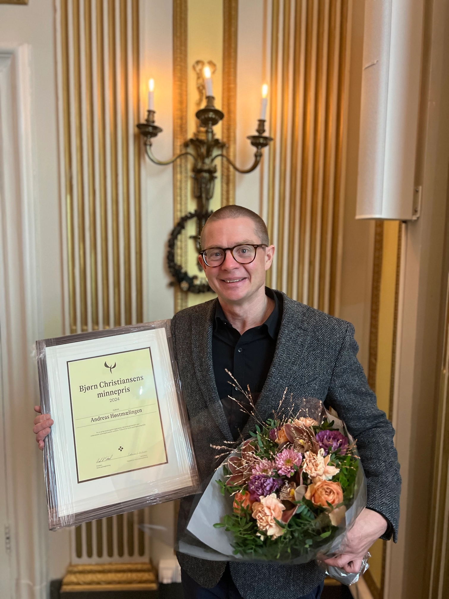 Andreas Høstmælingen med blomster og pris etter utdelingen av Bjørn Christiansens Minnepris 2024 på Hotel Bristol.