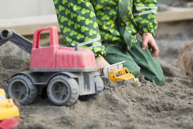 Barn leker i sandkasse.