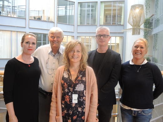 SLEDE-prosjektgruppa: F.v. forskningskoordinator Görel Bringedal, professor Atle Dyregrov, prosjektleder Ane Nærde, forsker Thormod Idsøe og forskningsdirektør Kristine Amlund Hagen (Forskerne Kristin B. Nordahl, Harald Jansson og Terje Ogden var ikke tilstede da bildet ble tatt).