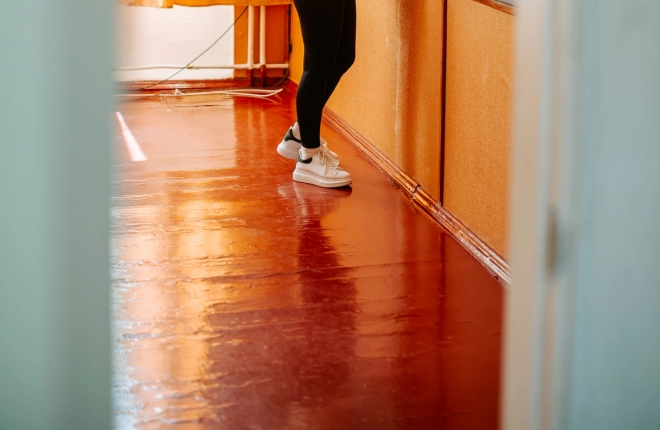 Lærer skriver på tavle i klasserom.