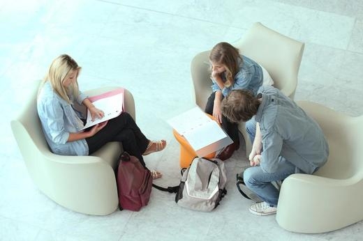 Tre videregående elever leser i permer.