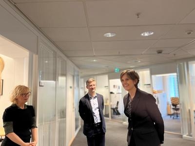 Barne- og familieminister Kjersti Toppe møter to ansatte ved NUBU.