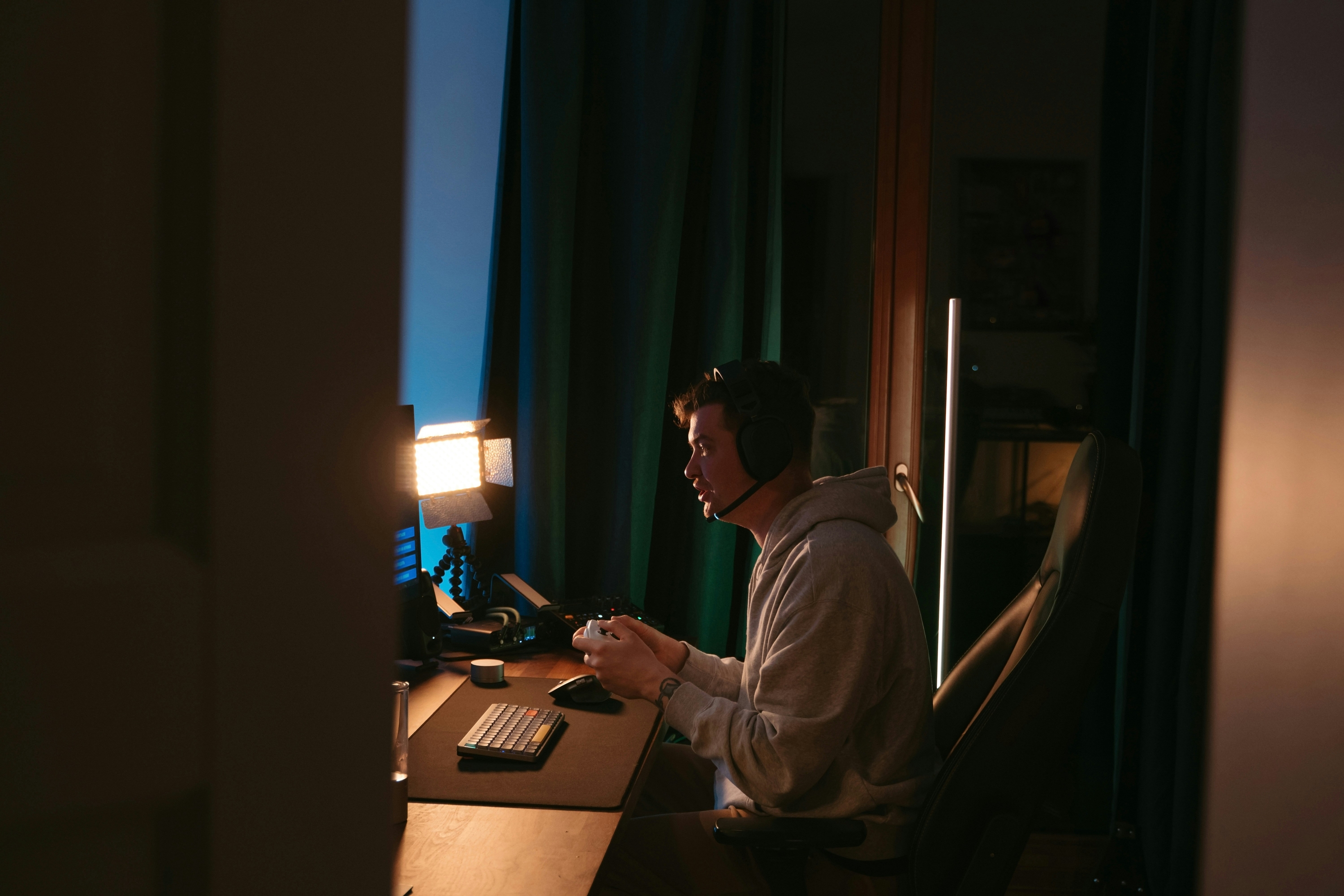 Tenåringsgutt gamer på gutterommet.