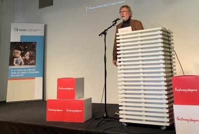 Ivar Frønes, seniorforsker ved NUBU, innledet og avsluttet fagdagen. Frønes snakket om hva bærekraftig oppvekstmiljø innebærer for moderne barns oppvekst.