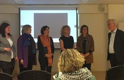 PMTO-grunnlegger Marion Forgatch ønskes velkommen til samling av rådmann Henry Andersen.