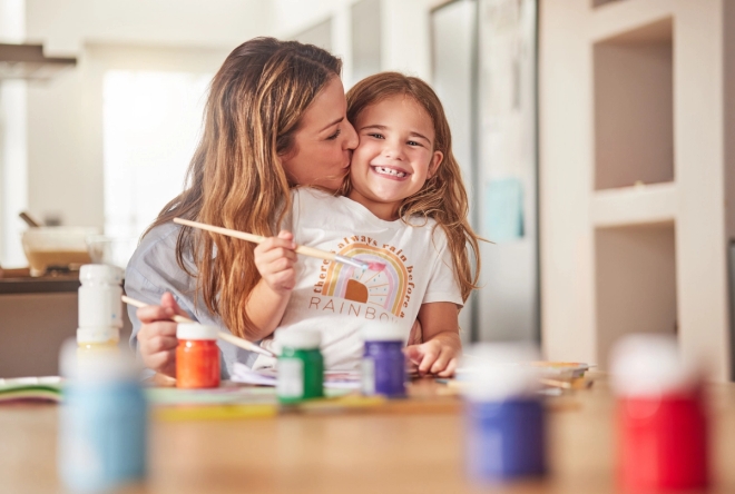 Mor som maler med datter. Illustrasjonsfoto: Adobe Stock.